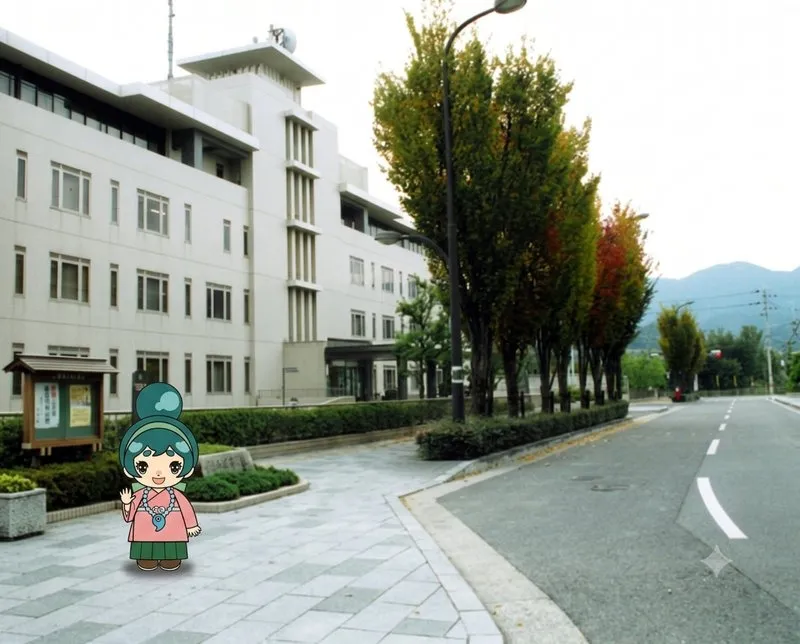 河南町の町並みと天翔のキャラクター